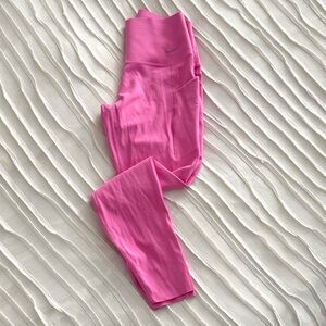 Women’s Nike Dri Fit leggings with pockets